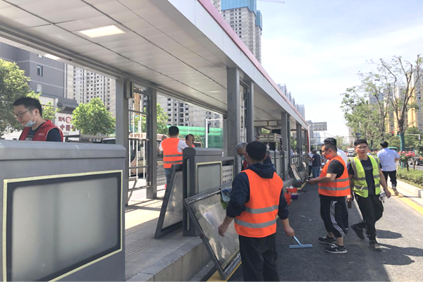 中共鄭州赫喆文化傳播有限公司黨支部組織學習“三項工程一項管理”實施意見開展“BRT站臺環(huán)境設(shè)施改造”主題活動